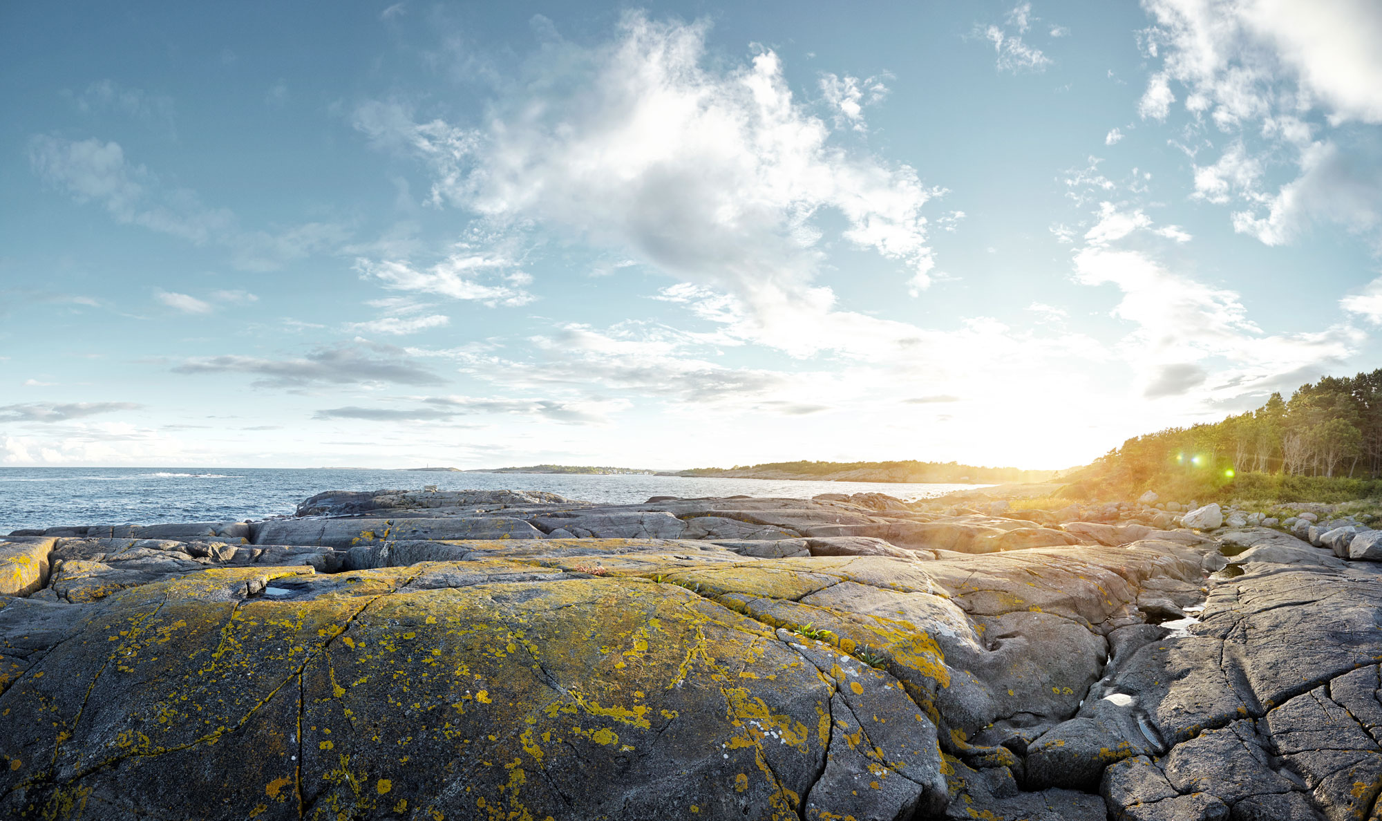 Kust med blå himmel